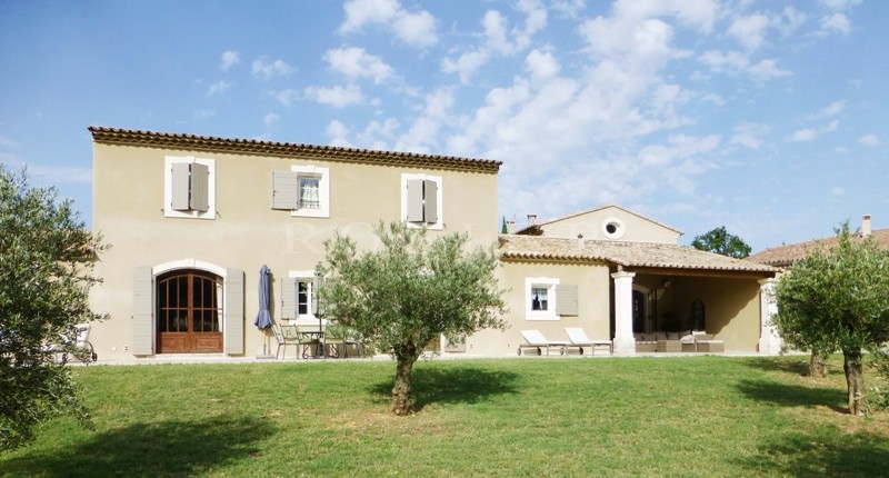 A louer pour des vacances reposantes en Provence,  à Maubec en Luberon, jolie maison récente avec terrasse couverte, jardin clos et piscine,  vue plein sud sur le Luberon 
