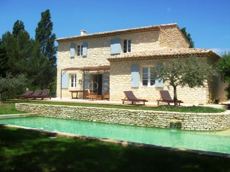 A louer pour des vacances en Luberon,  très belle maison en pierres avec piscine chauffée,  jardin clos 