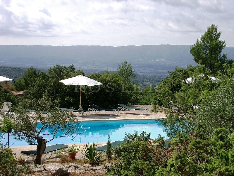 A louer pour un été en Luberon,   sympathique propriété, idéale pour les amoureux de la nature et de la vie au grand air  avec piscine et grand parc 