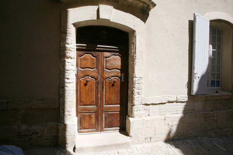 A louer,  Luberon, dans le centre historique du village de Gordes, studios meublés et équipés à louer à la semaine ou au mois, dans une maison fin XVIIème siècle.  Pied à terre idéal pour découvrir Gordes et le Luberon