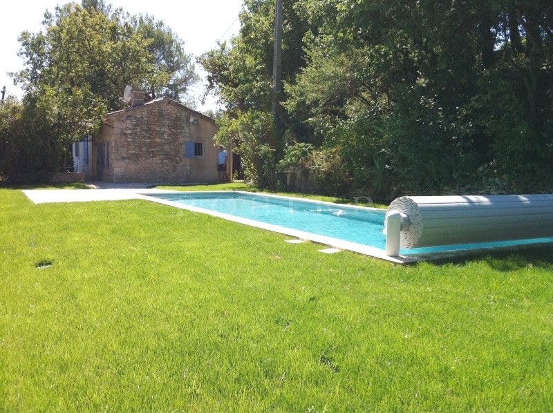 A louer pour des vacances sans contrainte,  charmante maison de plain pied avec piscine et jardin, dans un discret petit village provençal   
