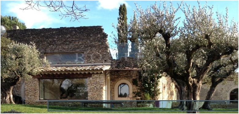 A louer à Gordes,  pour vos vacances, maison de charme avec parc et piscine  