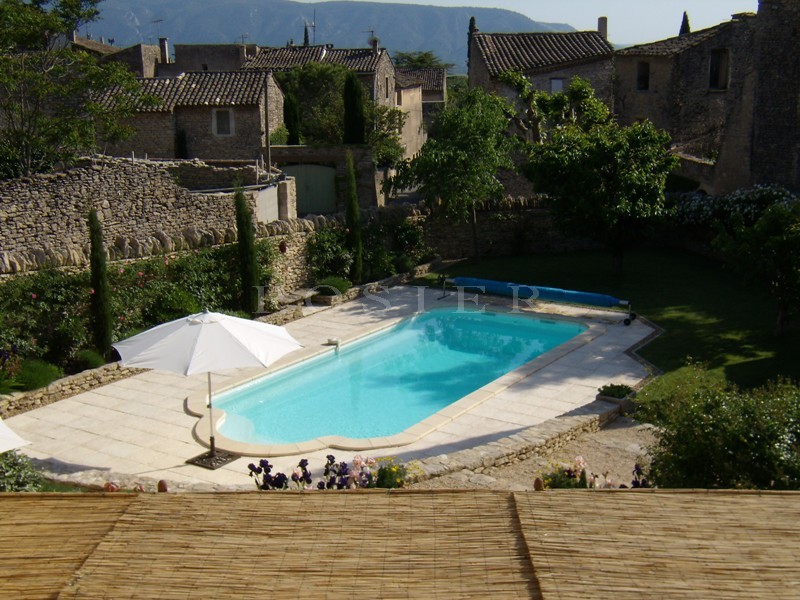 Location de vacances en Luberon, maison provençale avec parc, piscine et tennis  