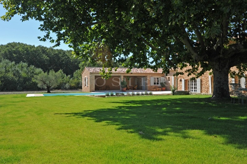 En Luberon, pour les amoureux de la nature et de la vie au grand air maison de campagne sur 3 hectares de terrain avec piscine  