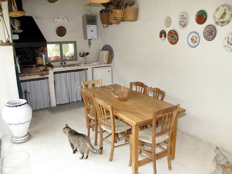 Au pied du village de Gordes,  très belle villa confortable, lumineuse et spacieuse,  idéale pour des vacances en famille au soleil 
