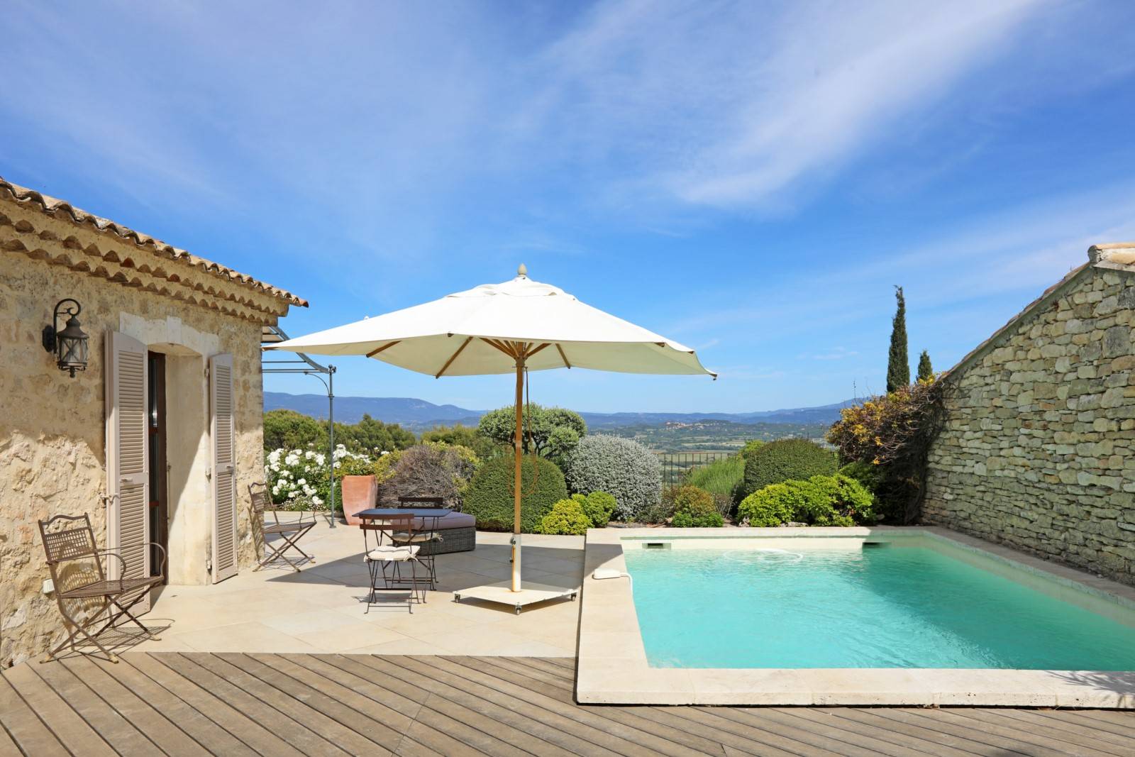À louer, à quelques minutes à pied du centre de Gordes, magnifique maison en pierres avec piscine et vue sur le Luberon.