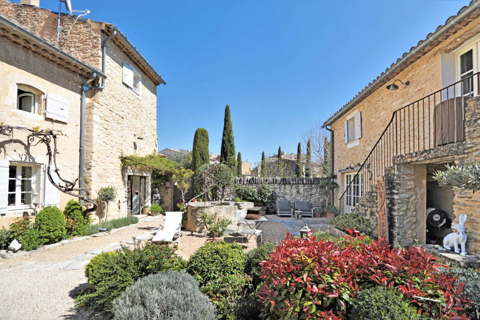 Très belle bastide en pierre restaurée avec soin, au calme tout en étant située au centre du village de Cabrières-d’Avignon.   