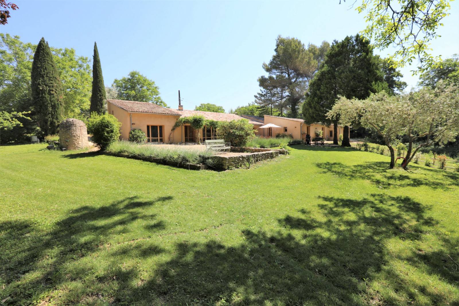 Très belle propriété de charme avec vue dégagée sur les montagnes du Luberon, située à environ 6 kms du village perché de Gordes.   