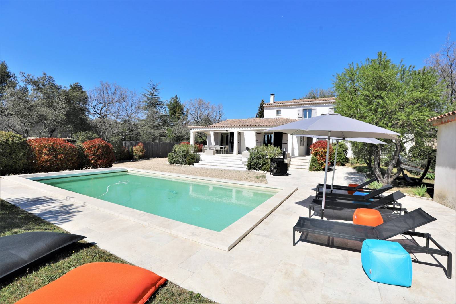 à Cabrières d’Avignon, superbe maison récente avec piscine. Idéalement située dans un quartier résidentiel.   