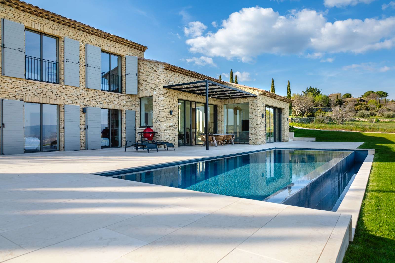 À quelques minutes à pied du cœur de Gordes, maison contemporaine à louer avec une vue époustouflante sur la vallée du Luberon.