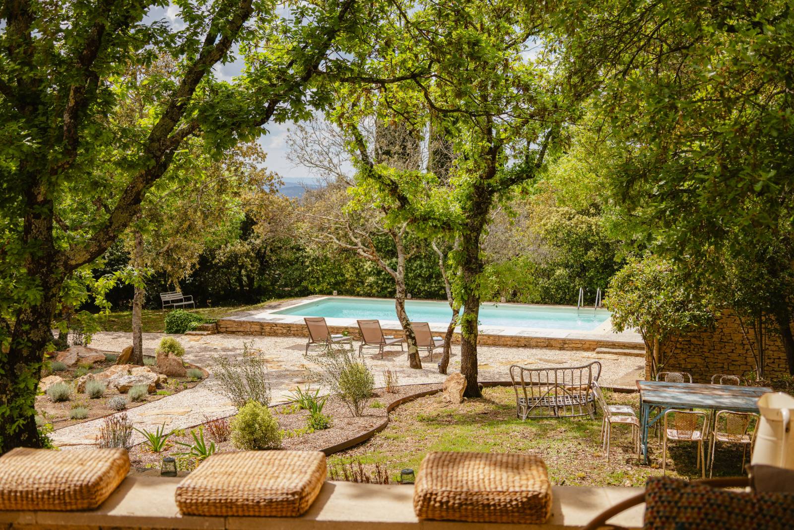 Authentique maison de vacances familiale proche du centre du village de Gordes avec piscine et chambres en suite.