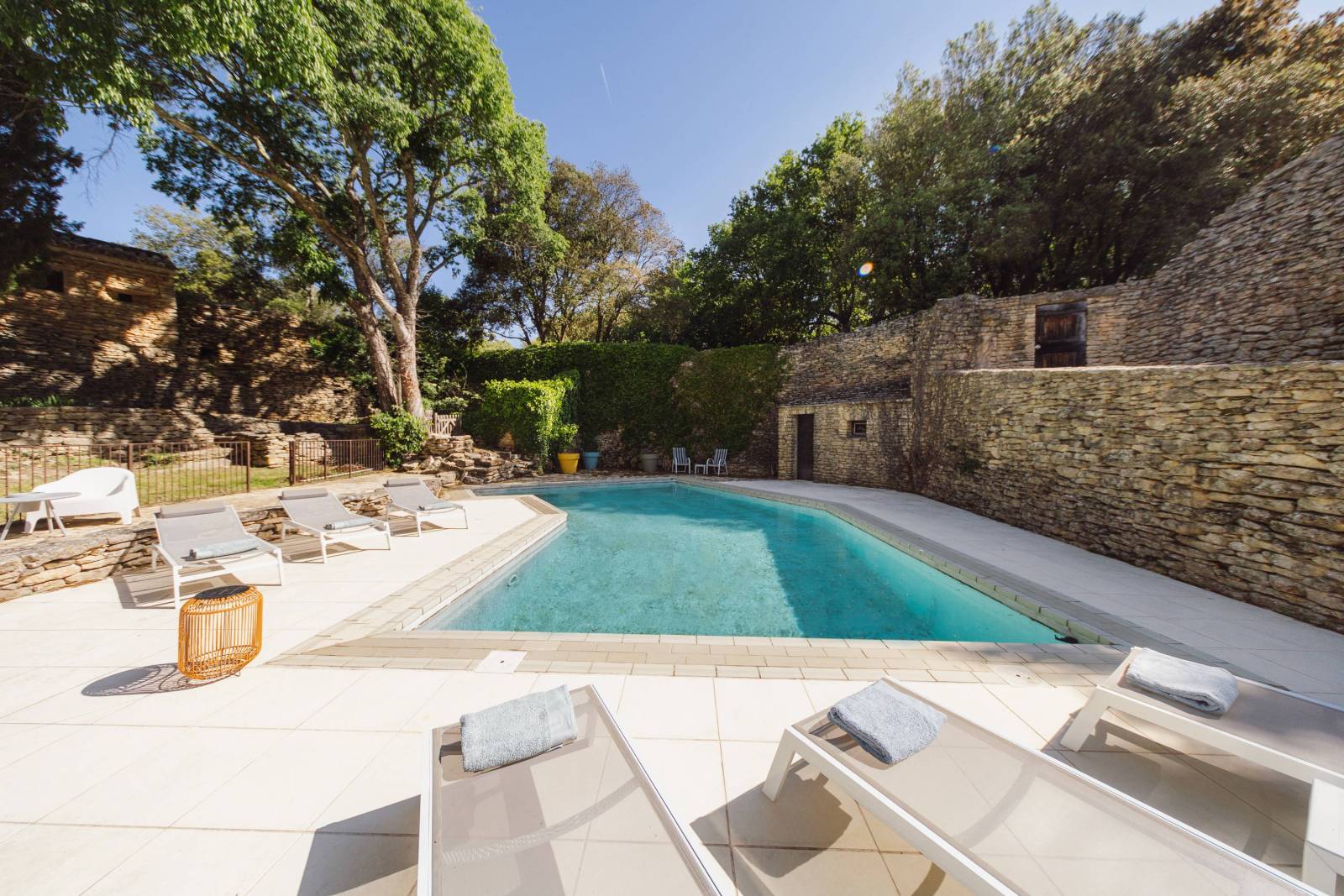 À louer, charmante maison en pierres au calme et avec piscine à deux pas du centre de village de Gordes.