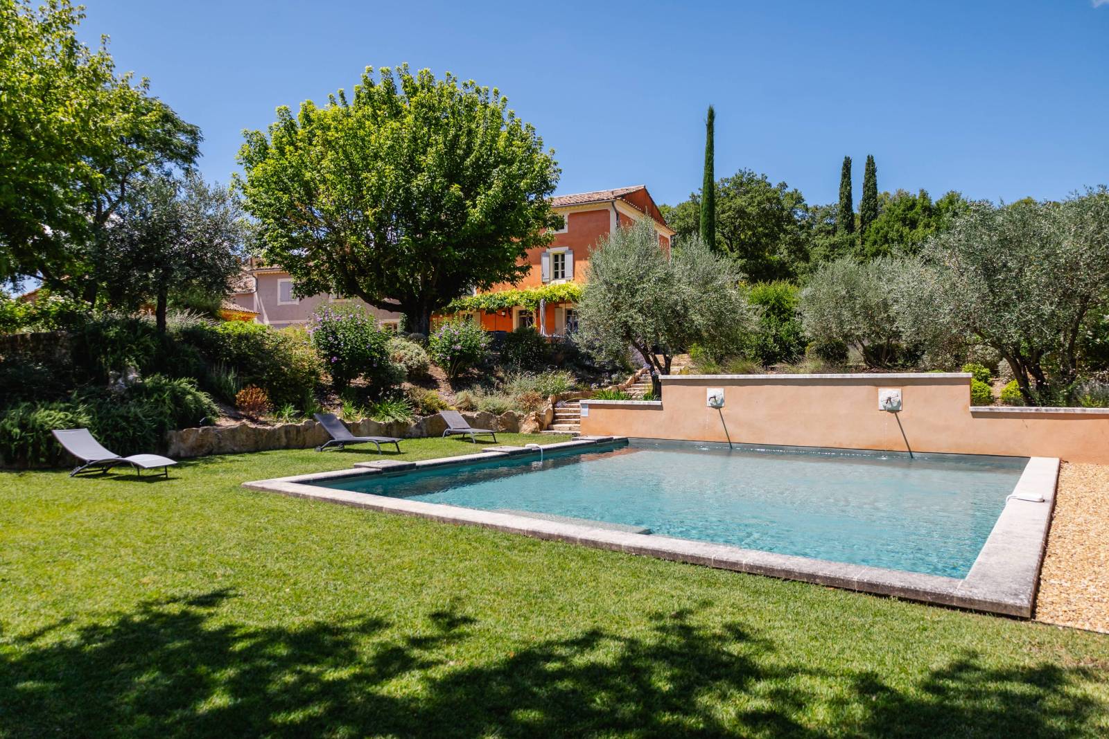Location saisonnière d'une Maison du 19ème siècle avec piscine et studio indépendant dans un hameau proche de Roussillon.
