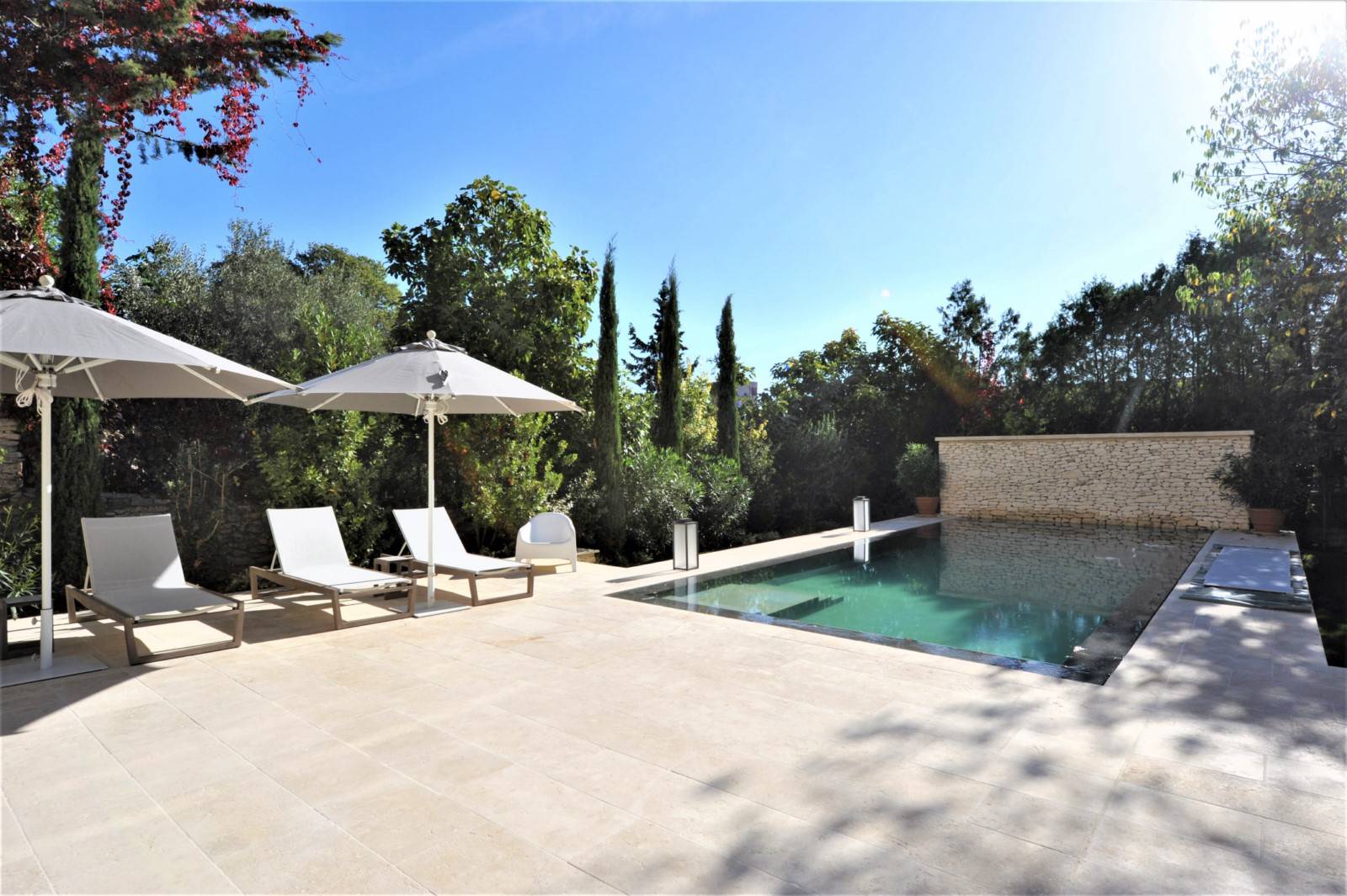 Location magnifique maison de maître datant du XVIIIème siècle entièrement rénovée avec jardin paysagé et piscine chauffée.     