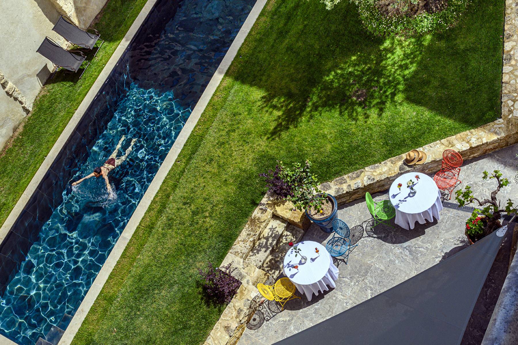 Location appartement atypique et aux prestations haut de gamme avec terrasse au cœur de l’Isle sur la Sorgue dans un havre de paix et de bien-être   