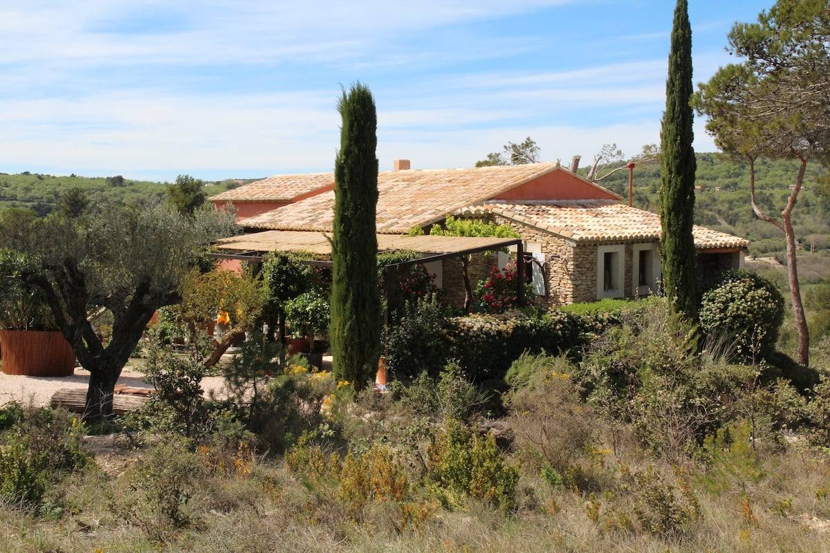 A quelques kilomètres de Gordes, magnifique maison climatisée comprenant quatre chambres parfaitement située, en location par l'Agence ROSIER   