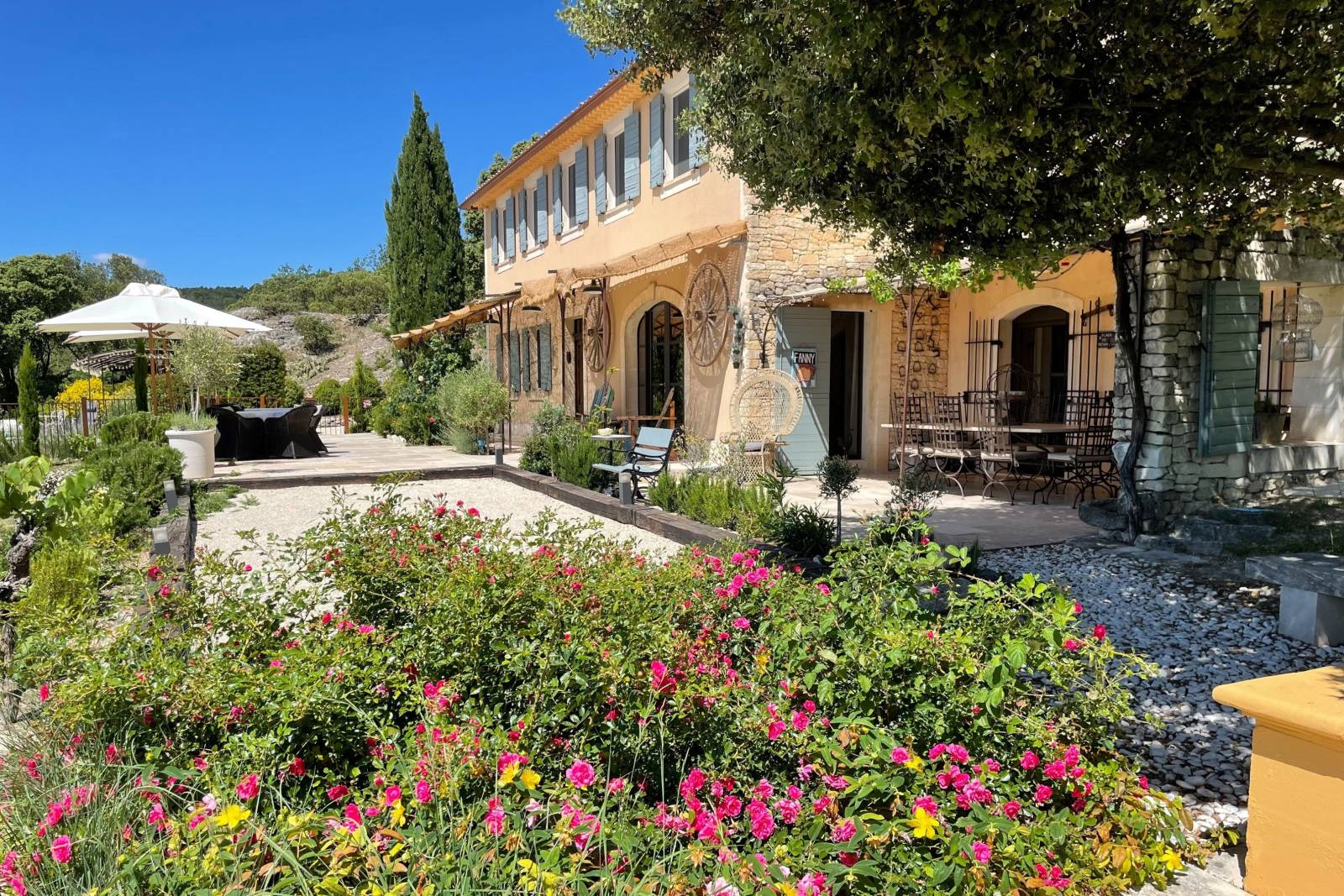 Au cœur du Luberon, grande Bastide sur 6 hectares de terres avec salle de sport, piscine chauffée et vue panoramique.