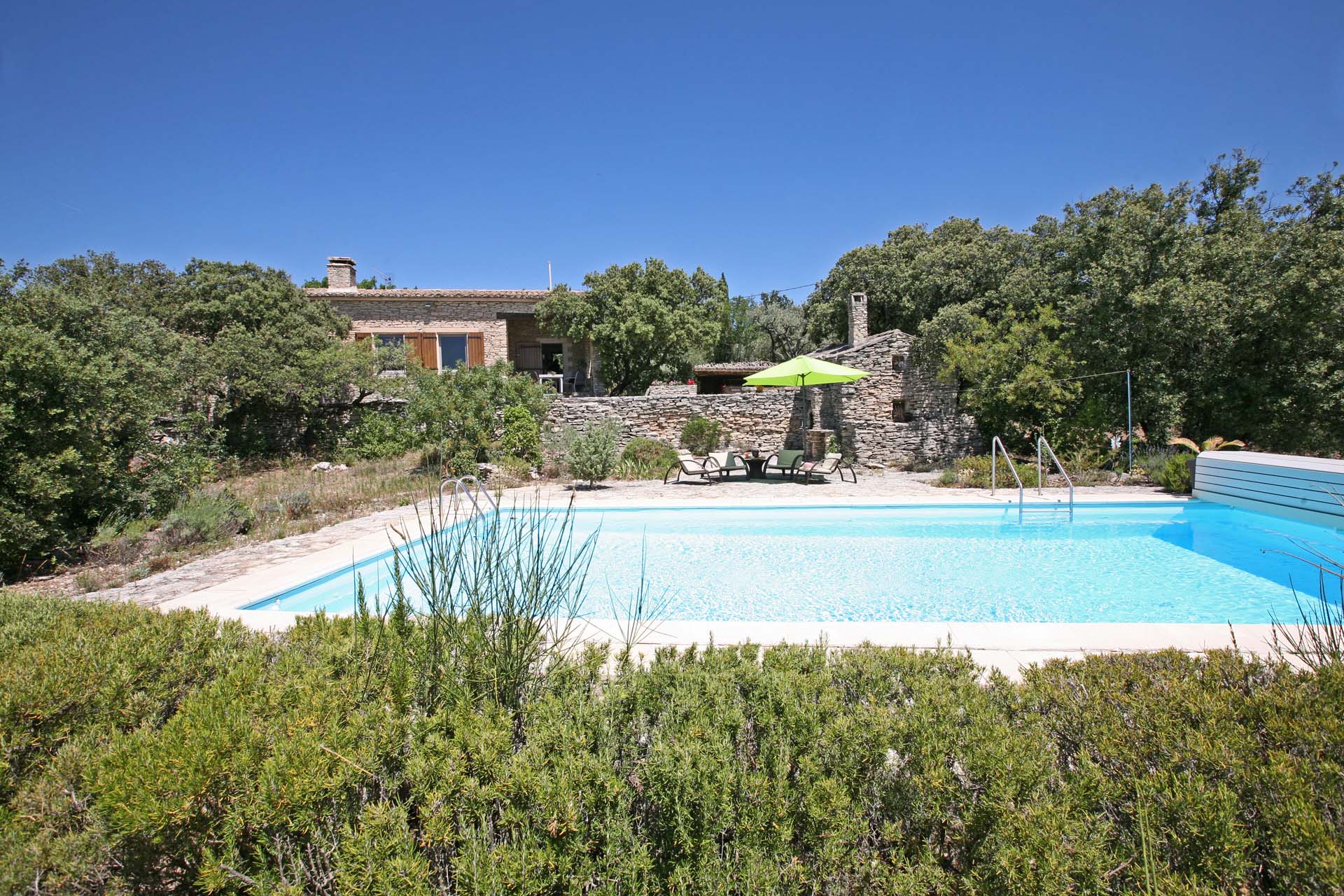Vue dominante sur le village de Gordes et le Luberon
