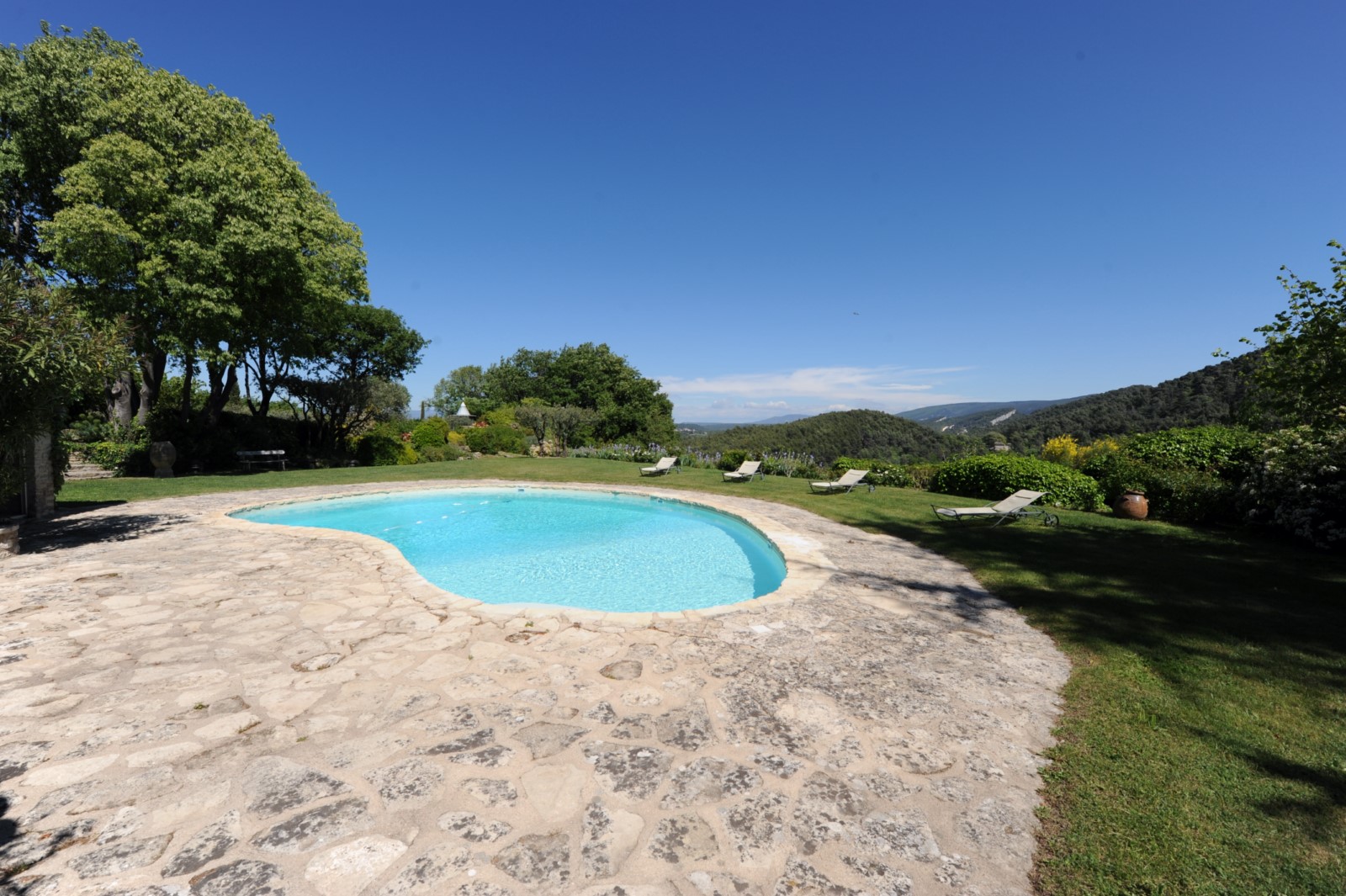 Vue spectaculaire et dominante depuis la piscine et le jardin