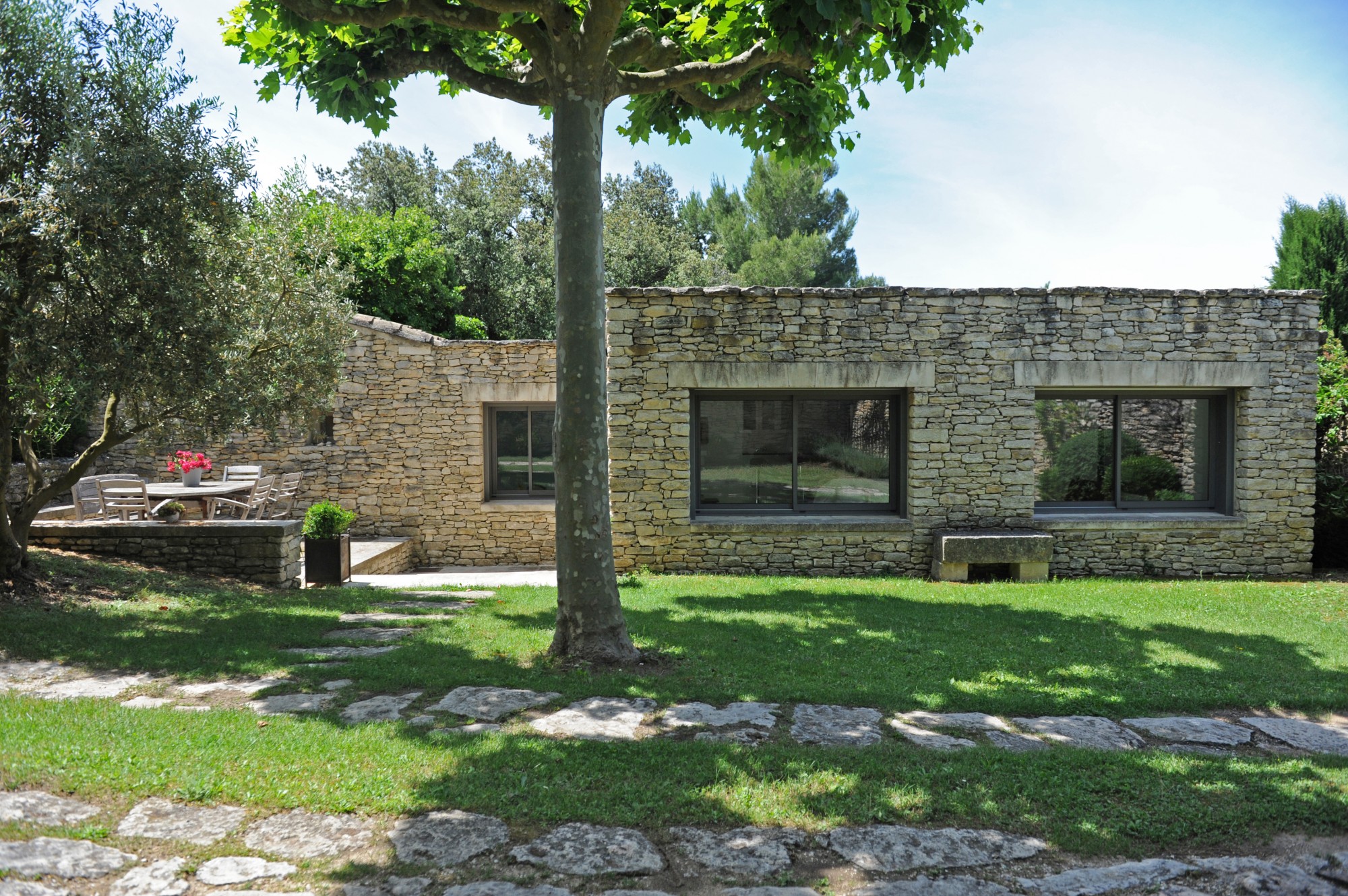 À louer À L'ANNEE, Maison de charme en pierres à Gordes, à proximité immédiate du centre du village.