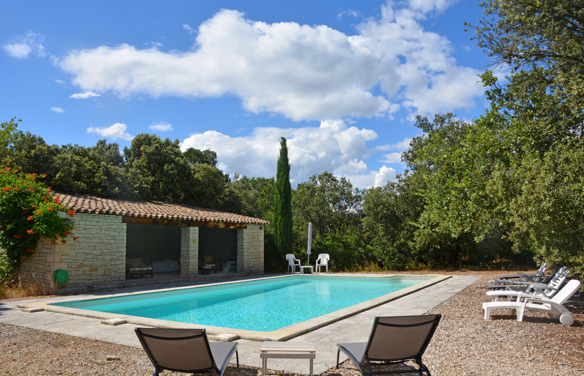 Proche d'un hameau de Gordes, charmante maison en pierres à louer    
