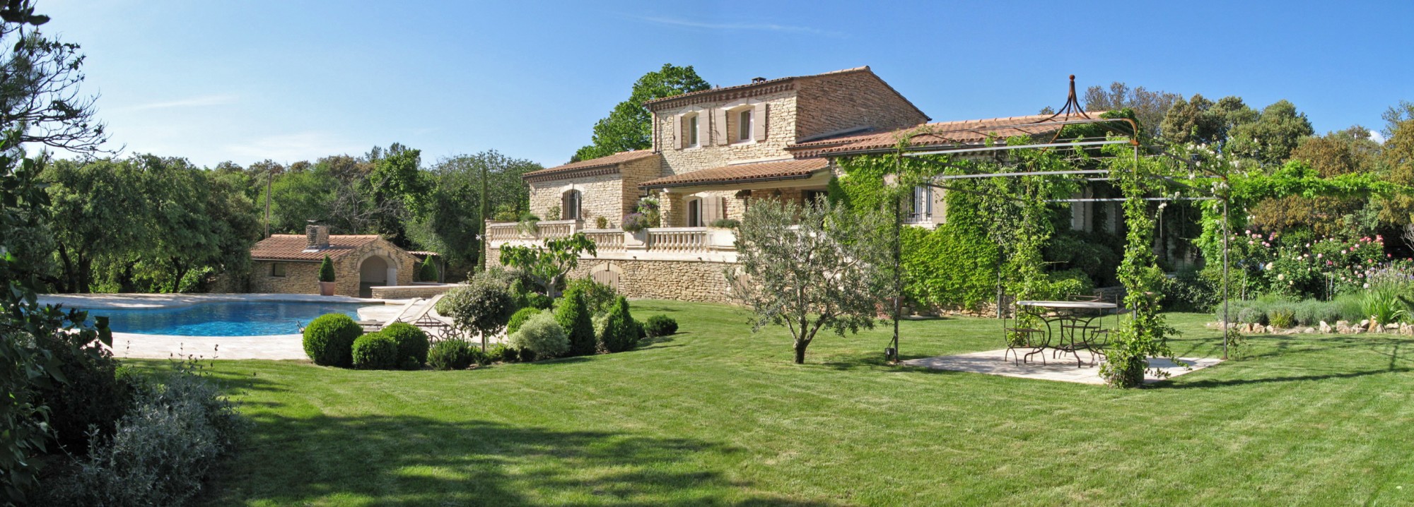 pour un été en Luberon,  à Gordes, luxueuse villa de 350 m² nichée dans la verdure, au calme.   
