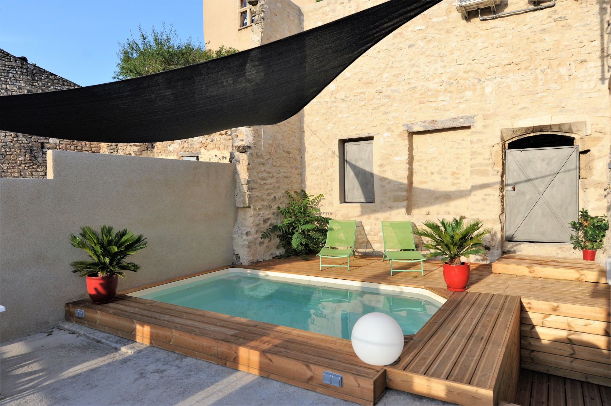 proche de l'Isle sur la Sorgue et du golf de Saumane, maison de village avec piscine et vue dominante   