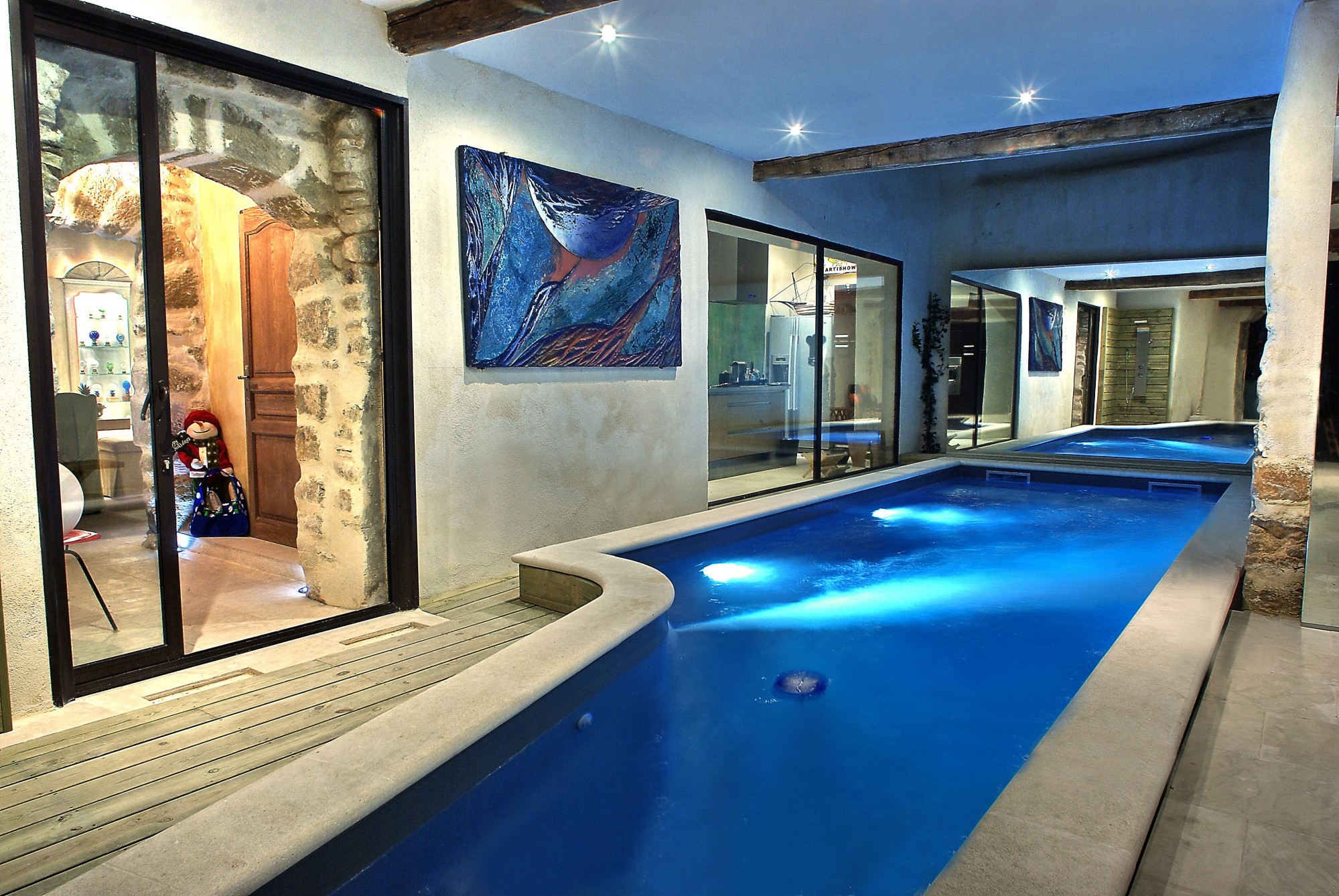 Hôtel particulier en plein centre de l’Isle sur Sorgue, mélangeant art contemporain et vieilles pierres avec piscine, jacuzzi dans un calme absolu   