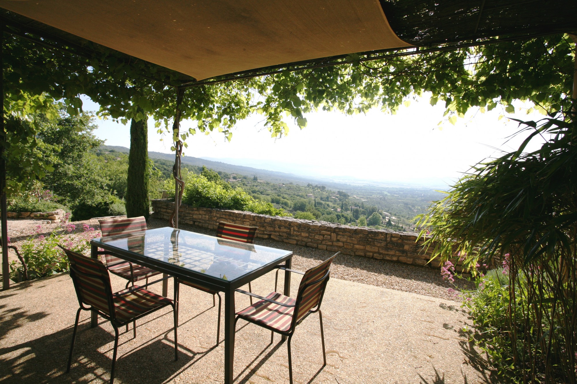 Location saisonnière en Luberon, proche Gordes,  maison de plain pied avec jardin, au calme, 5mn du village, avec vue dominante