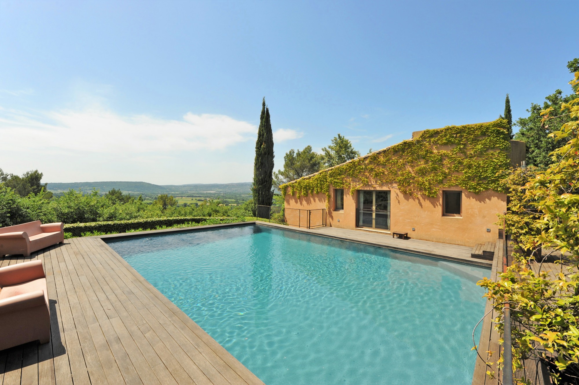 Dans le Luberon, à Roussillon, Grande maison contemporaine magnifiquement située dans les Ocres   