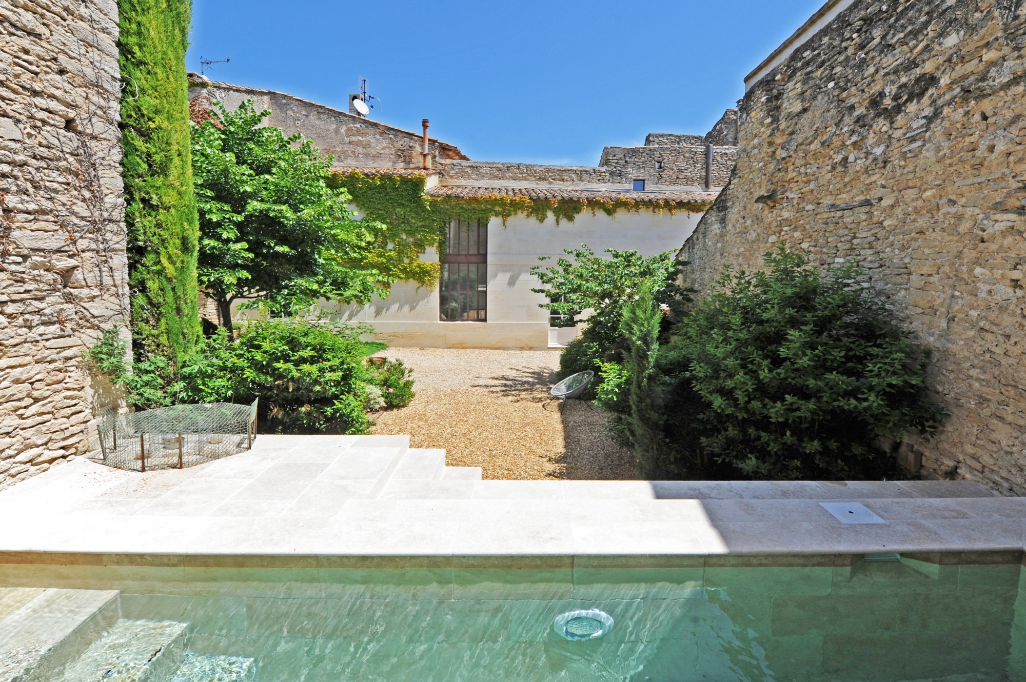 A louer en Luberon, belle maison de hameau mélangeant l’ancien et le contemporain   