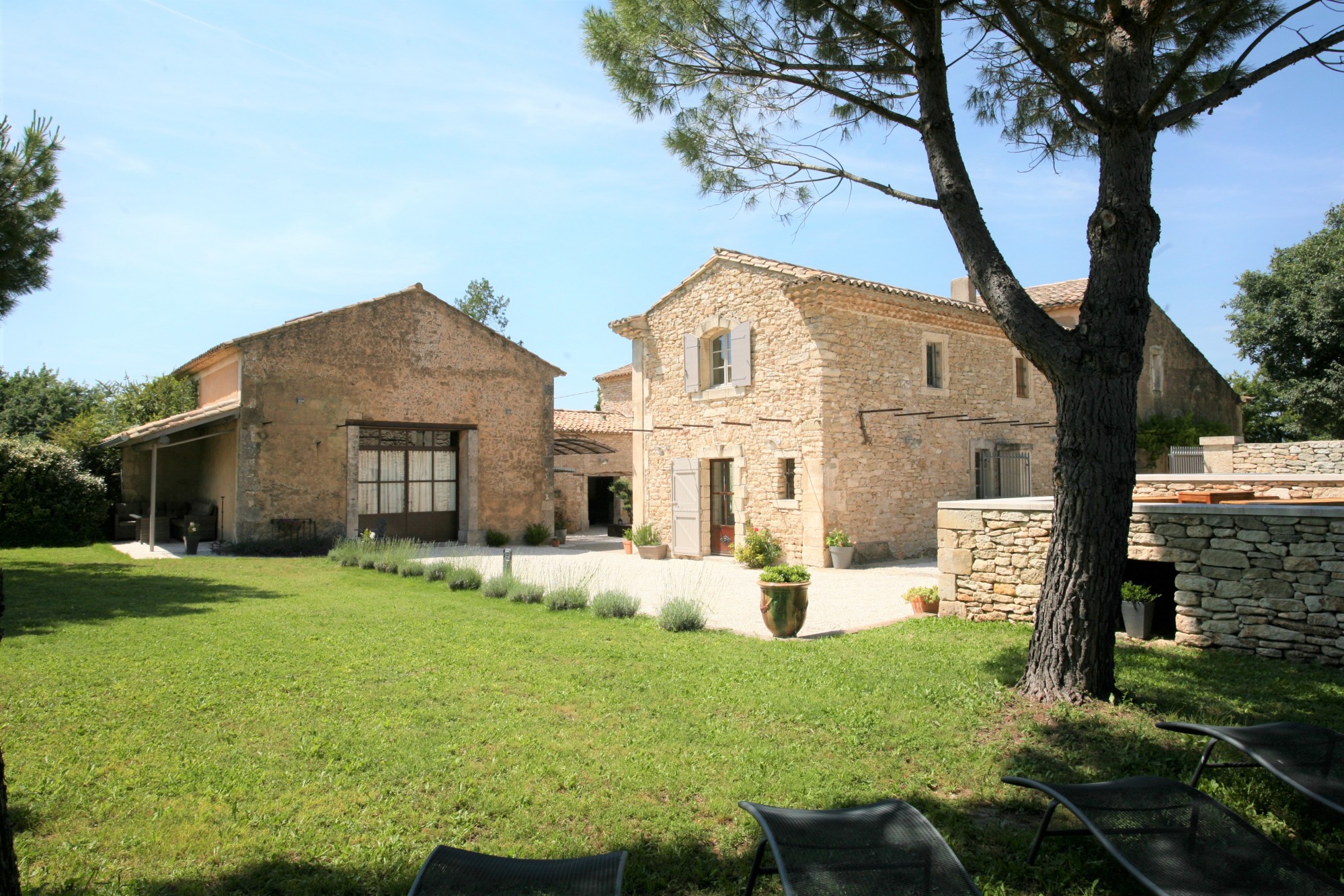 Location à Ménerbes, ancien mas rénové avec goût au cœur du Luberon   