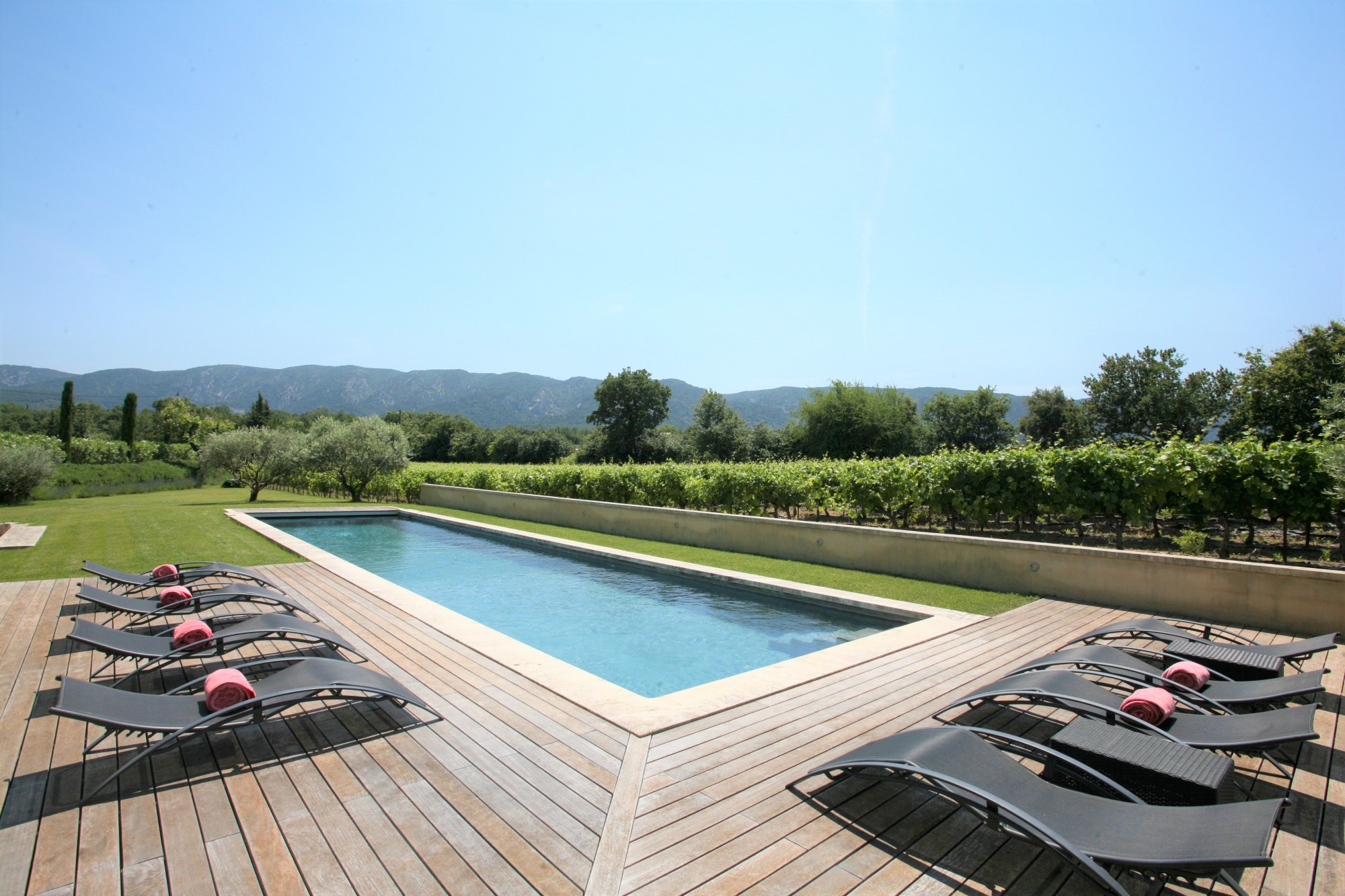 Location entre Ménerbes et Oppède, Propriété de charme avec bassin de nage et vues sur le Luberon   