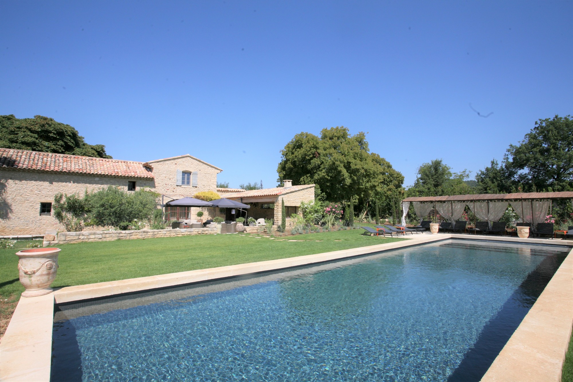 A louer en Provence à Lacoste, superbe Mas restauré avec goût et équipement haut de gamme    