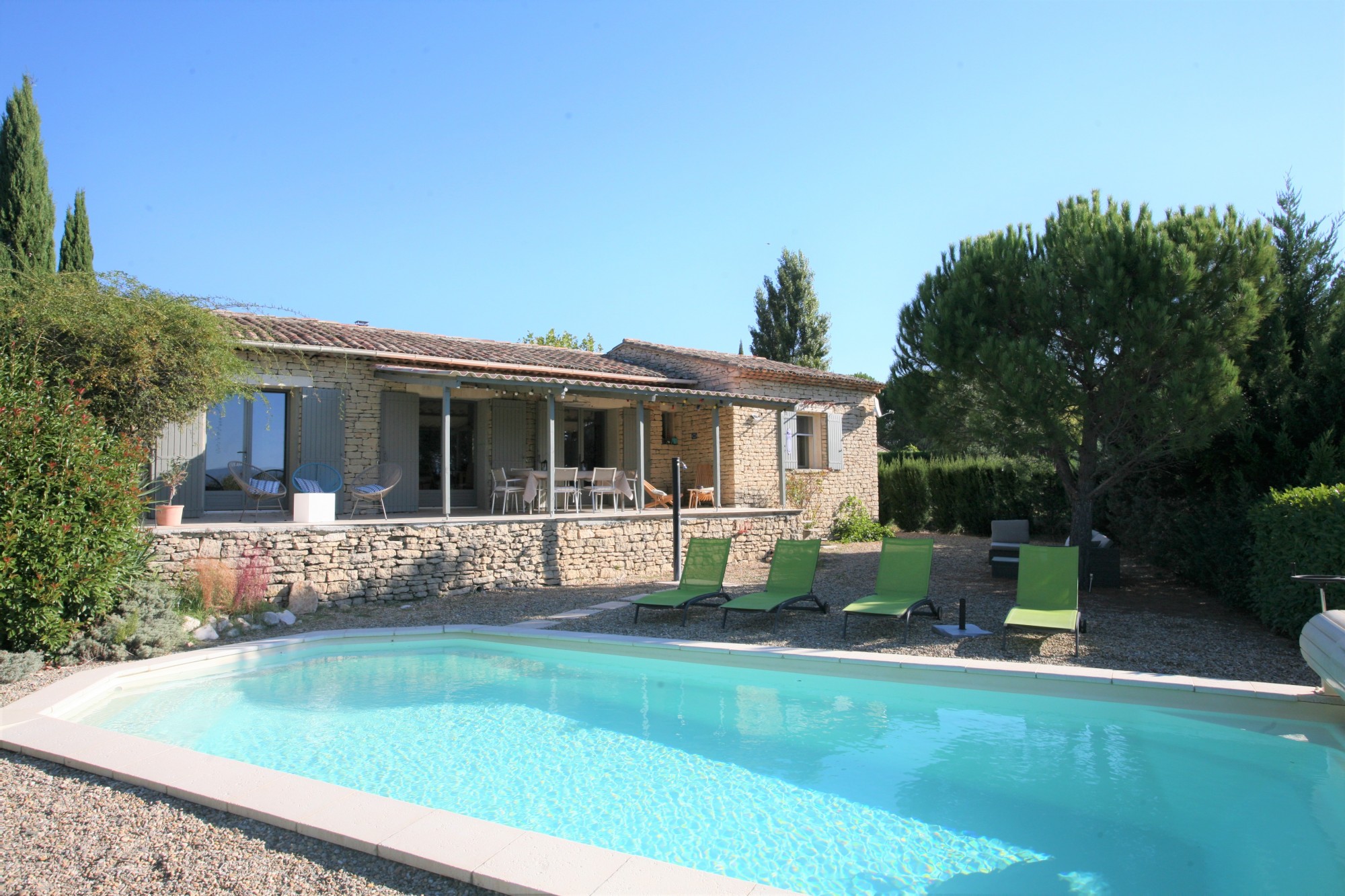 à Gordes, maison en pierres de plain pied, dans un quartier résidentiel calme avec vue sur le Luberon   