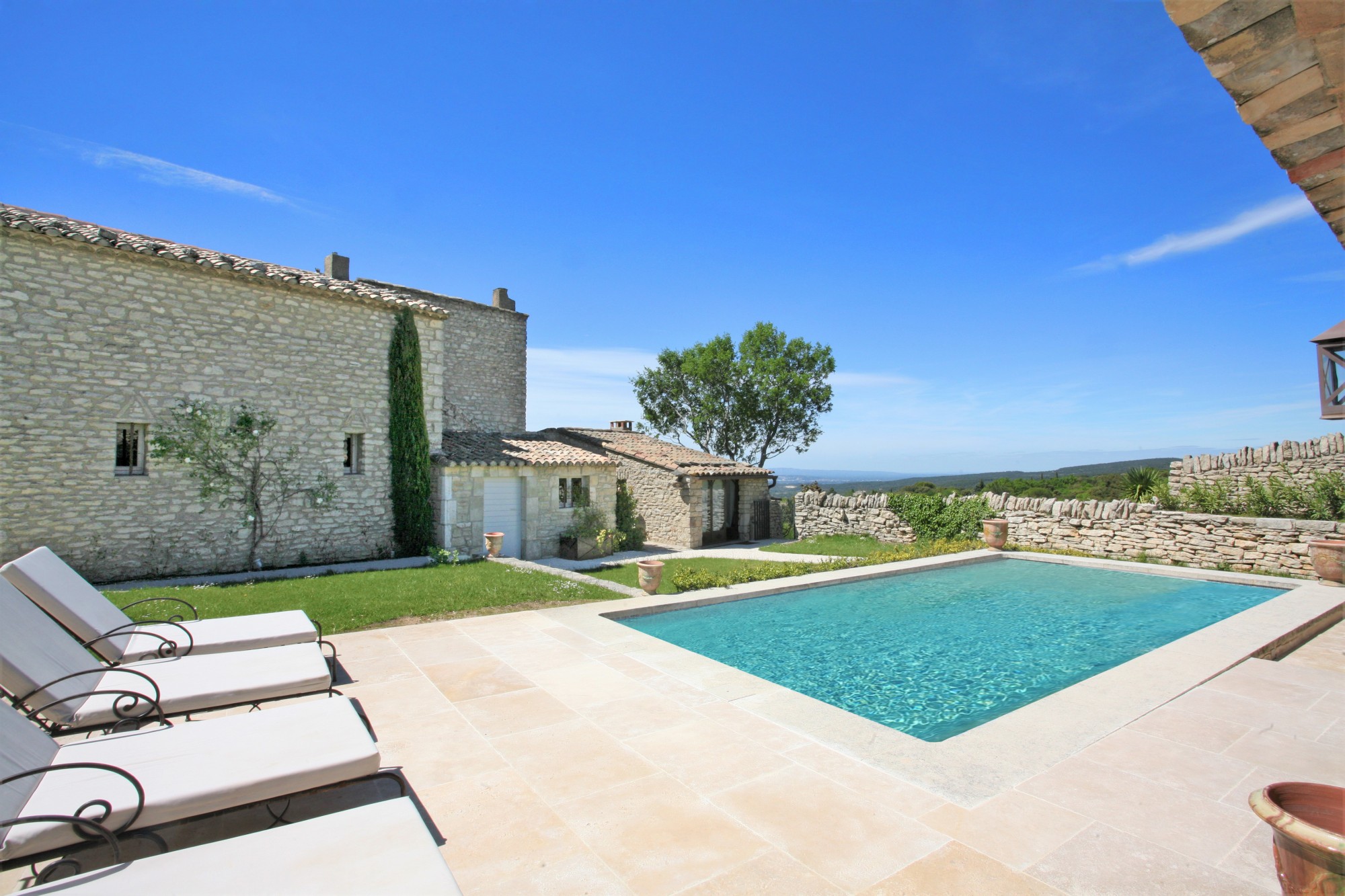 au centre du village de Gordes, maison en pierres avec vues sur le Luberon et les Alpilles   