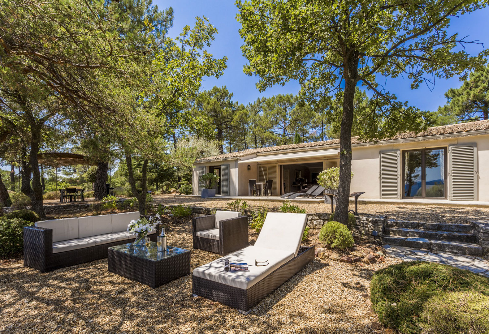 Location à Roussillon, en position dominante, maison moderne avec vue exceptionnelle sur le Luberon et ses villages perchés   
