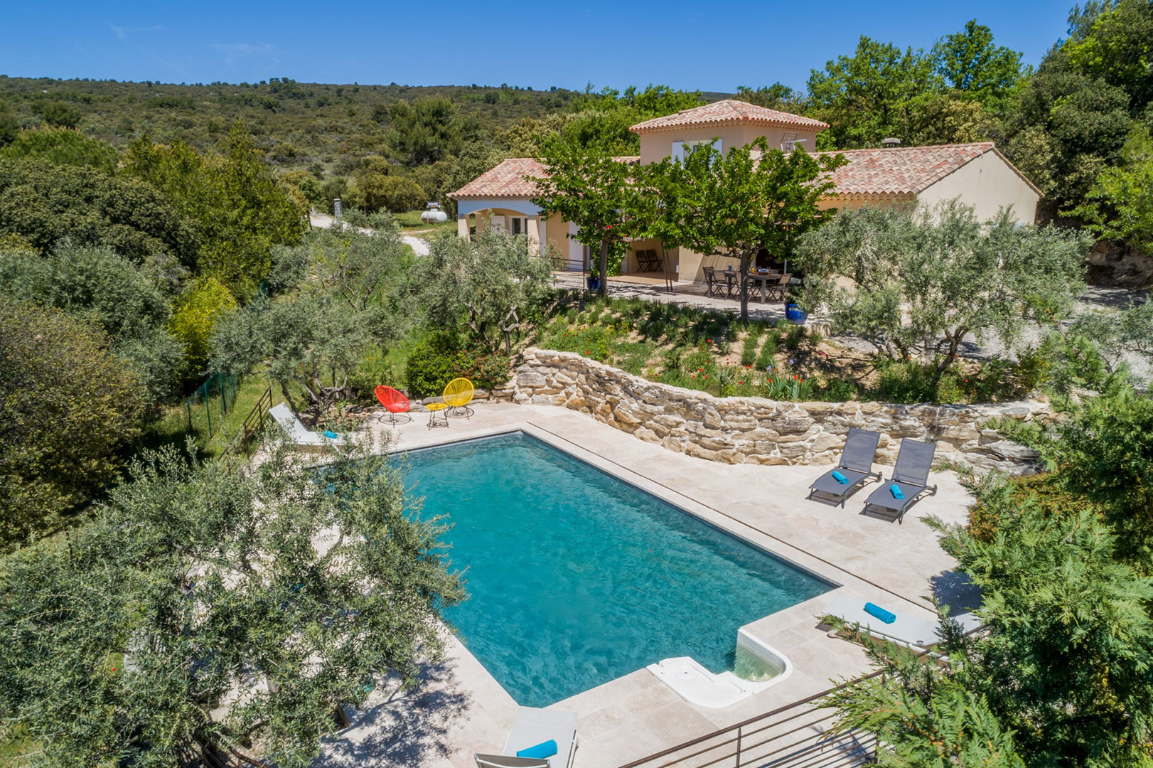 saisonnière en Provence, propriété rénovée avec piscine   