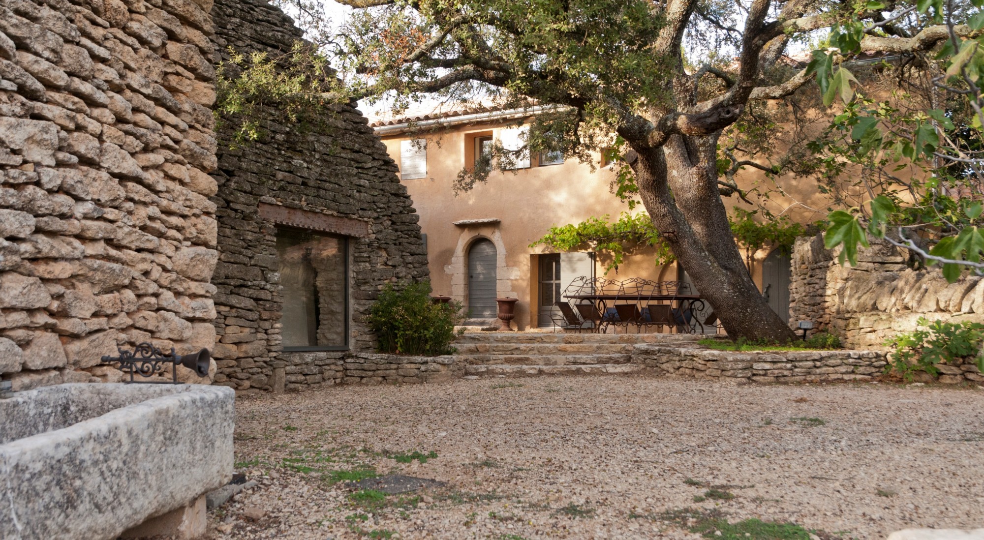 à Gordes, authentique propriété provençale rénovée avec soin   
