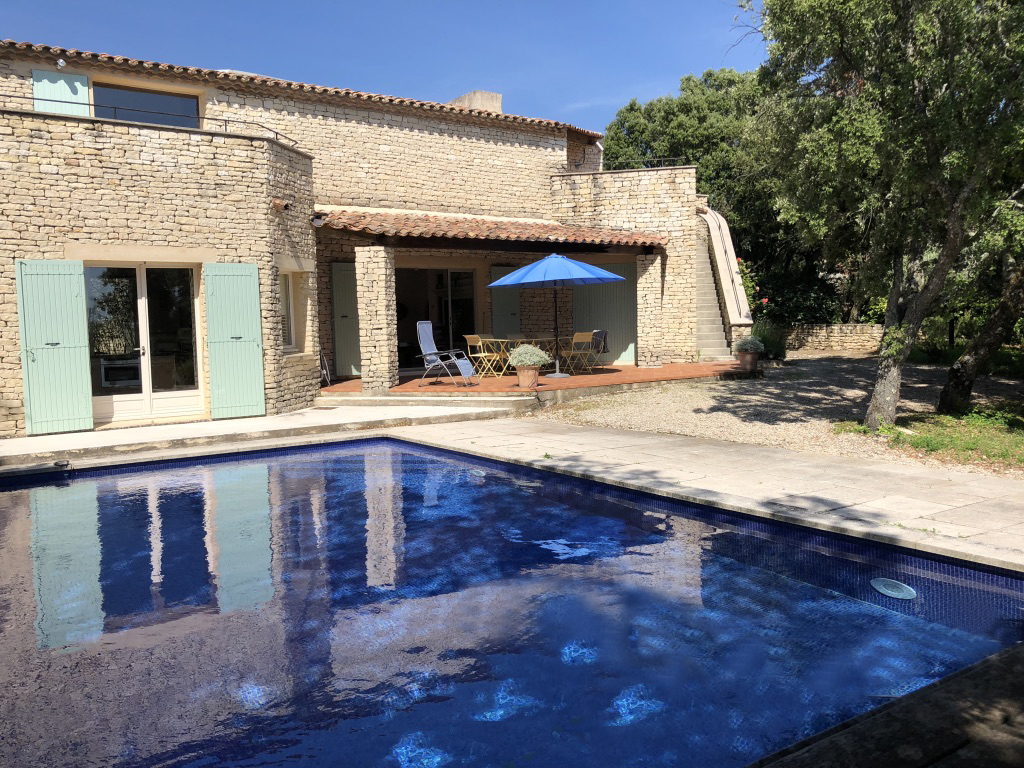 Gordes, au coeur d'un environnement sécurisé, maison en pierres avec piscine   