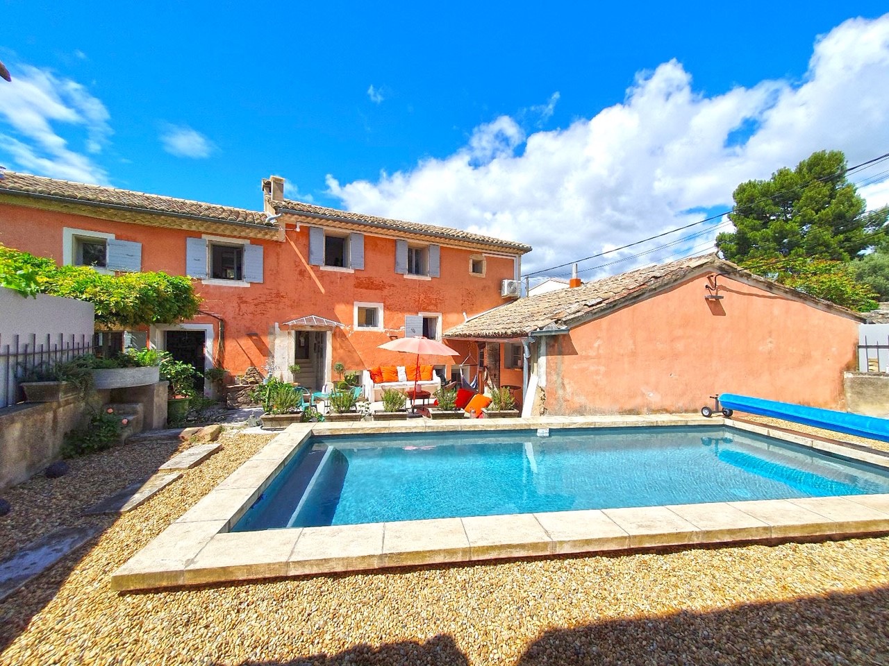 au pied du Luberon, charmante maison de 3 chambres avec piscine   