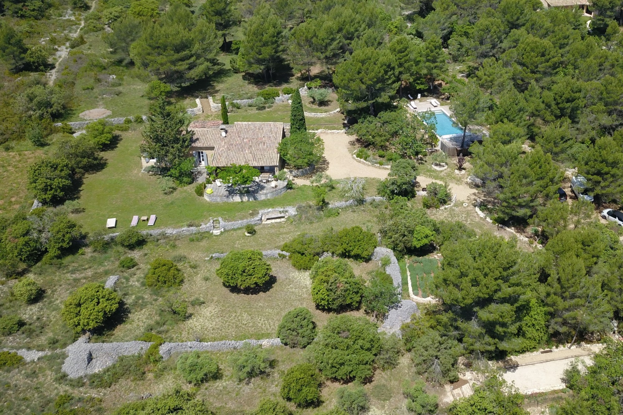 proche de Gordes, en pleine nature, maison de charme avec piscine et vue