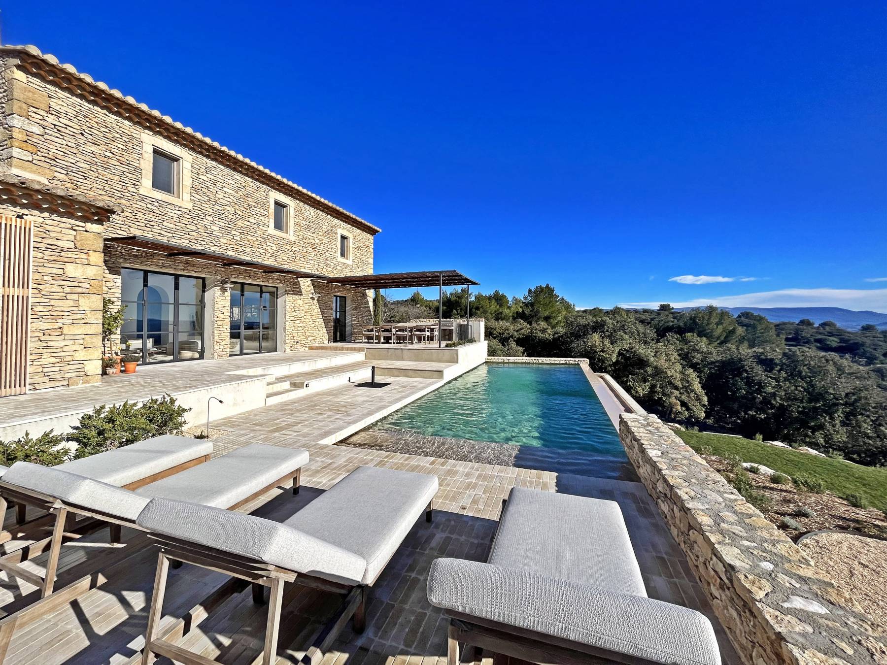 Propriété en pierres avec piscine à la location