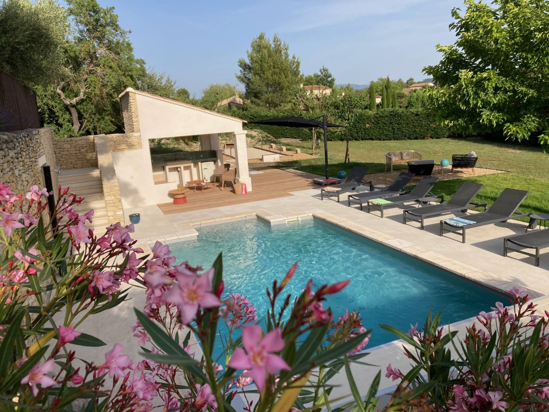 Location belle maison de vacances avec grande piscine et studio indépendant à Gordes    