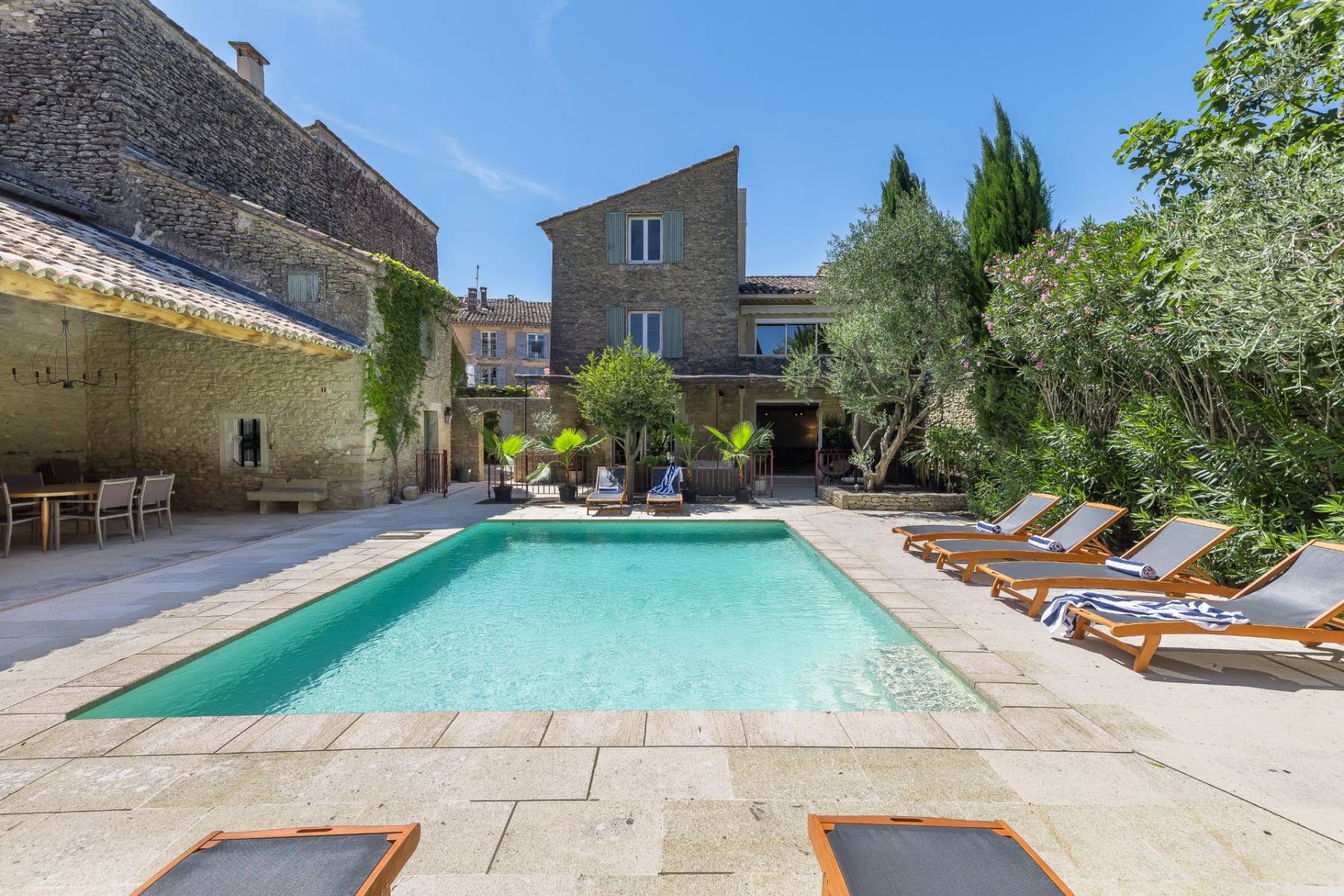 Location au cœur d’un hameau de Gordes, authentique mas magnifiquement rénové, avec piscine à vivre comme une oasis, pool house et cuisine d’été   