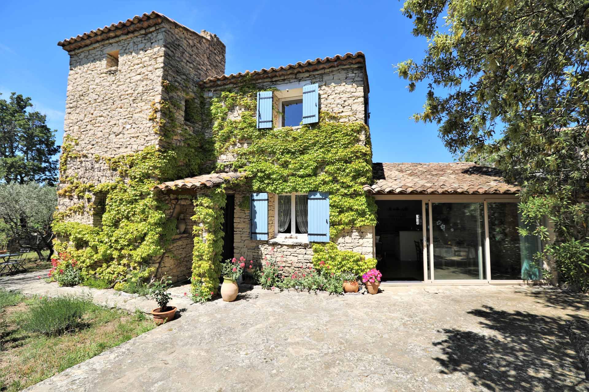 Maison avec jardin et piscine au cœur du village de Gordes   