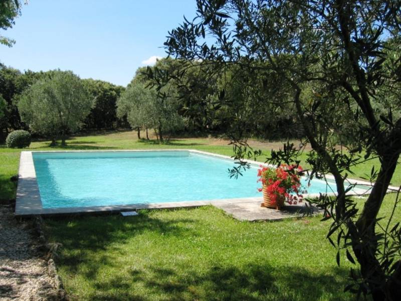 Vivez tout le charme de la Provence dans cette villa en pierres avec piscine à louer proche du village de Gordes.