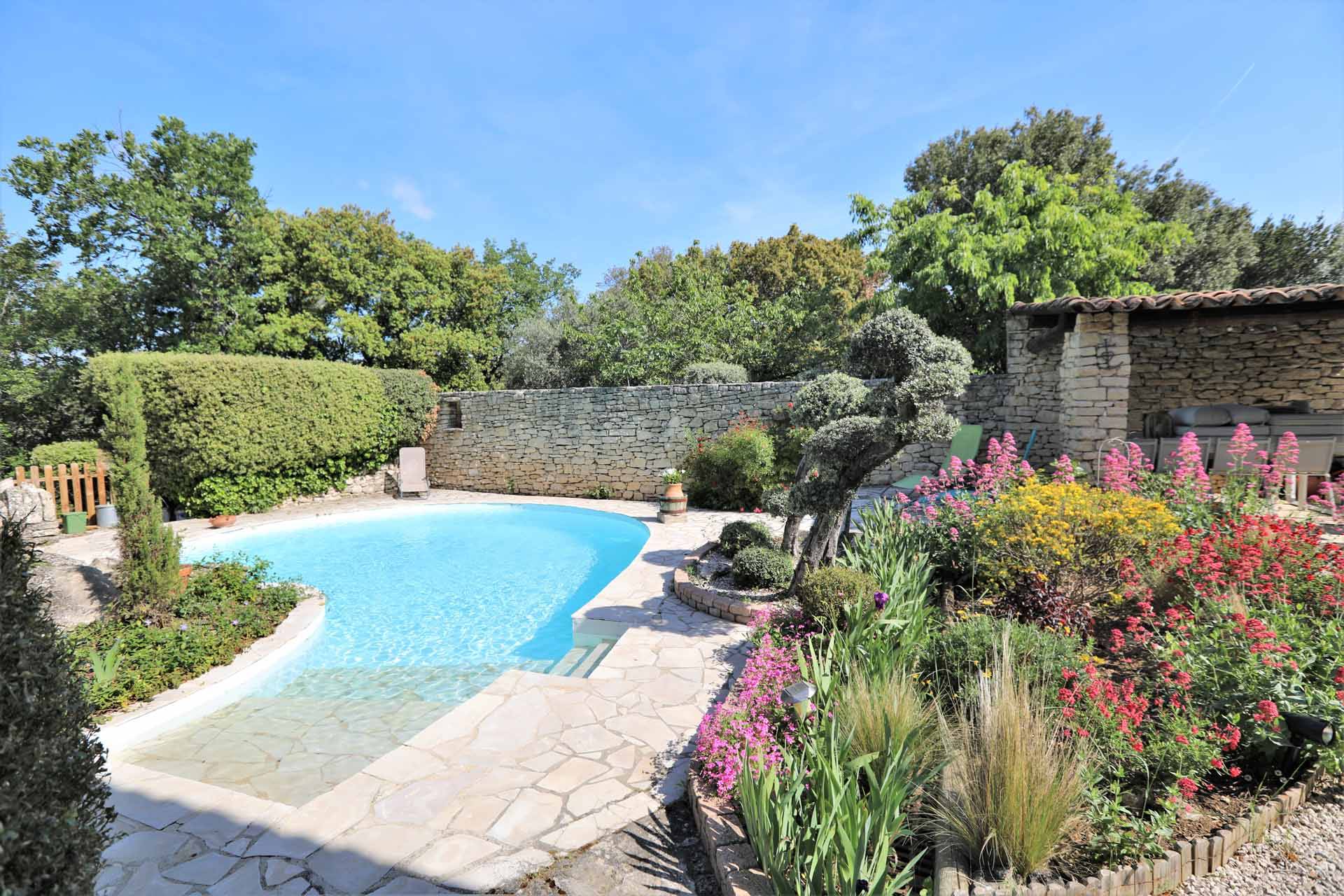 Maison avec jardin et piscine au cœur du village de Gordes   