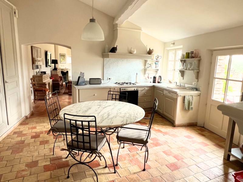 Vivez tout le charme de la Provence dans cette villa en pierres avec piscine à louer proche du village de Gordes.