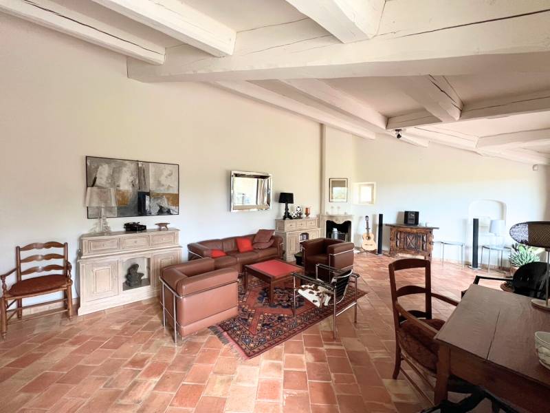 Vivez tout le charme de la Provence dans cette villa en pierres avec piscine à louer proche du village de Gordes.